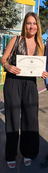 Alumna con su American High School Diploma